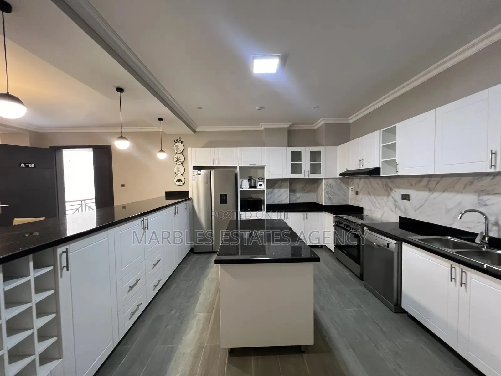 Spacious 4-Bed Apartment With Stunning Modern Kitchen 0